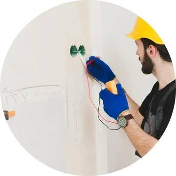 Etapas do atendimento elétrico emergencial realizado por eletricista profissional