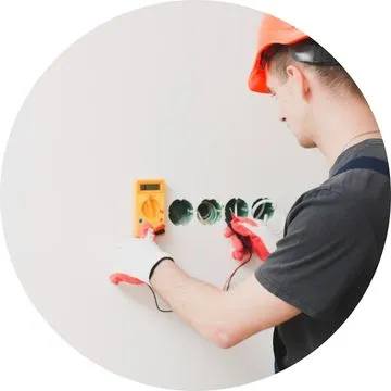 Diferença entre atendimento elétrico residencial e comercial realizado por eletricista profissional